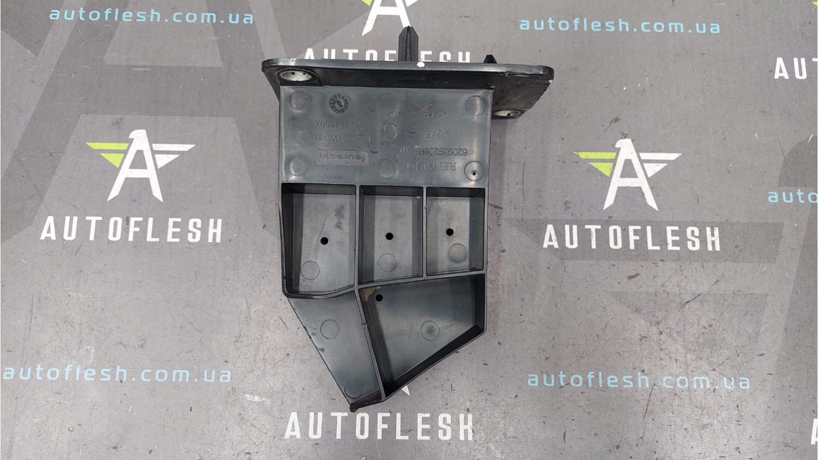 Кронштейн усилителя бампера левый 620939239R, 620905170R Renault Zoe бу